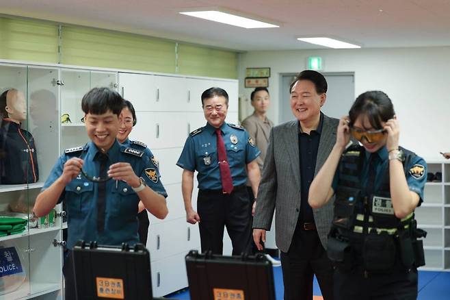 [서울=뉴시스] 윤석열 대통령이 30일 서울 중구 서울중부경찰서 을지지구대를 방문해 시뮬레이션 사격을 참관하고 있다. (사진=대통령실 제공). 2023.09.30. *재판매 및 DB 금지