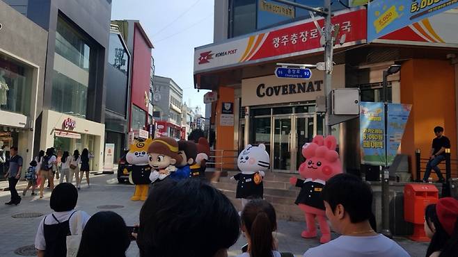 충장축제가 열릴 충장로의 중심 충장로우체국 앞에서 공연을 펼치고 있는 축제 유랑단원들/사진= 광주 동구청