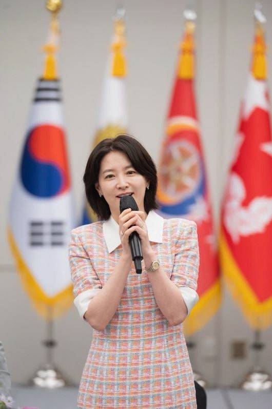 지난 6월 4일 서울 용산구 육군호텔에서 열린 ‘육군 부사관 다둥이 가족 초청행사’에 참석한 배우 이영애. 이영애 아버지는 6·25 참전용사, 시아버지는 육사출신 참전군인이다. 육군 제공