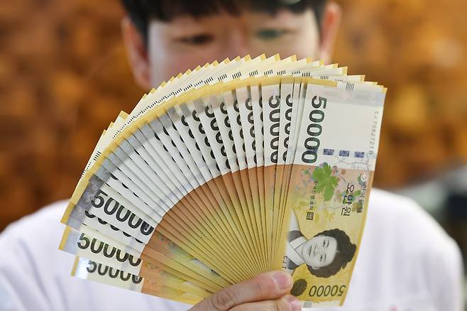 서울 중구 하나은행 위변조대응센터에서 직원이 5만원권을 펼쳐보이고 있다.[연합]