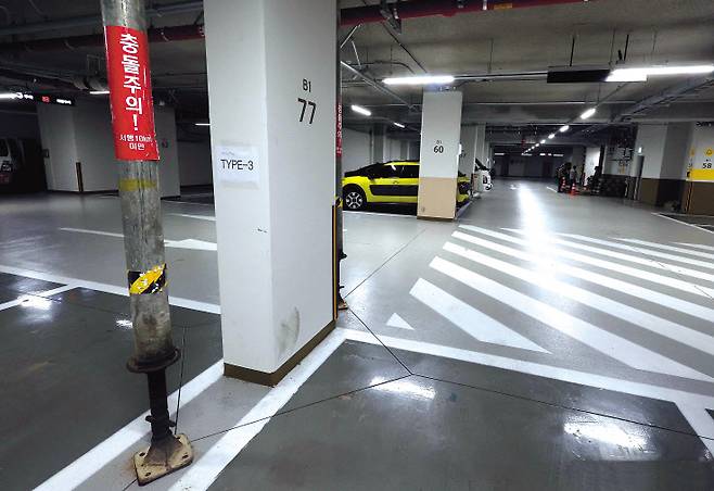 한국토지주택공사(LH)가 발주한 한 아파트 지하주차장에서 천장이 붕괴되지 않도록 철골조의 잭서포트 공사가 진행 중인 모습. 이상섭 기자