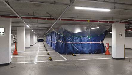 한국토지주택공사(LH)의 한 아파트 지하주차장 일부가 천막으로 둘러 쌓여있다. 이상섭 기자