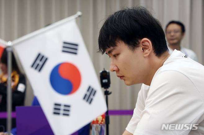 [항저우=뉴시스] 고승민 기자 = 3일 중국 항저우 기원에서 열린 2022 항저우 아시안게임 남자 바둑 단체전 결승 한국 대 중국 경기, 중국 미유팅에 맞서는 한국 박정환이 생각에 잠겨 있다. 2023.10.03. kkssmm99@newsis.com