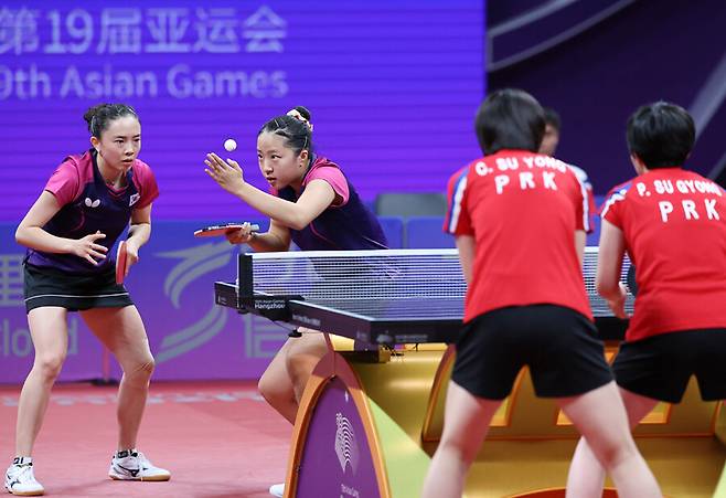 ▲ 2022 항저우 아시안게임 탁구 여자 복식 결승전에서 맞붙는 신유빈-전지희 조(위)와 북한의 차수영-박수경 조(아래) ⓒ연합뉴스