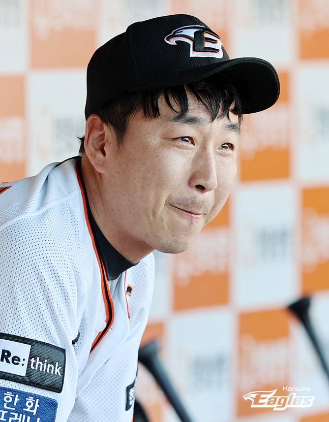 한화 정우람이 2일 대전 NC전에서 통산 1000경기 등판 기록을 세운 후 눈물을 흘리고 있다. /사진=한화 이글스