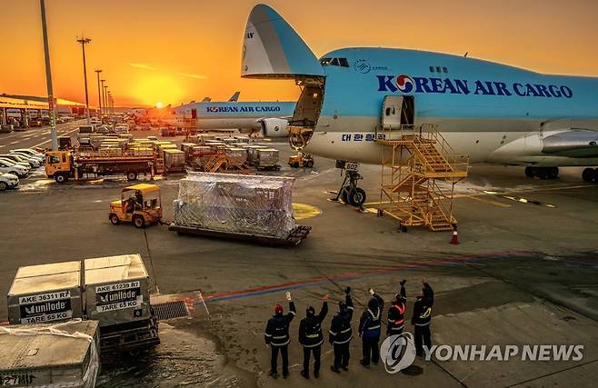 대한항공 화물기에 화물을 싣는 모습 [연합뉴스 자료사진]