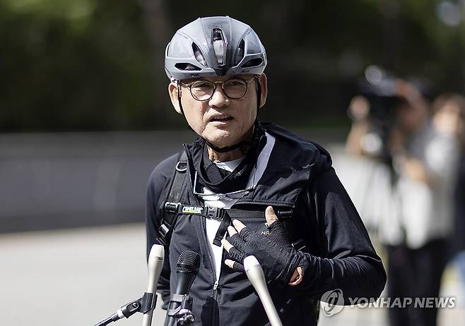 답하는 유인촌 장관 후보자 (서울=연합뉴스) 윤동진 기자 = 유인촌 문화체육관광부 장관 후보자가 14일 오전 서울 종로구에 마련된 청문회 준비 사무실로 출근하며 취재진 질문에 답하고 있다. 2023.9.14 mon@yna.co.kr