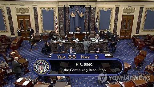 우크라이나 지원 빠진 美 임시 예산안 상원 통과 순간 [ AP.연합뉴스. 미 상원 TV 영상 캡처 ]