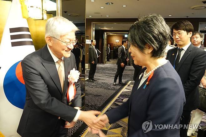 국경일 행사서 악수하는 윤덕민 주일 한국대사와 가미카와 일본 외무상 (도쿄=연합뉴스) 박성진 특파원 = 윤덕민(왼쪽) 주일 한국대사가 3일 주일본 한국대사관 주최로 도쿄의 한 호텔에서 열린 한국 국경일 행사에서 가미카와 요코(오른쪽) 일본 외무상과 인사하고 있다. 2023.10.3 sungjinpark@yna.co.kr