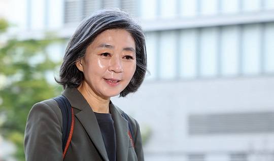 김행 여성가족부 장관 후보자가 4일 서울 종로구의 한 빌딩에 마련된 인사청문회 준비 사무실로 출근하는 모습. 사진=뉴시스