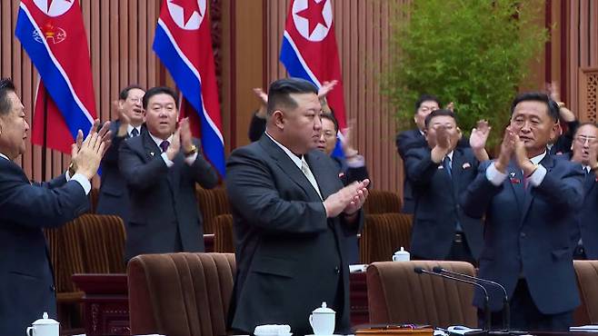 북한 김정은 국무위원장이 참석한 가운데 지난 달 26~27일 평양 만수대의사당에서 최고인민회의 제14기 제9차 회의가 열렸다고 조선중앙TV가 보도한 화면이다. 이번 회의를 통해 북한은 핵무력 정책을 헌법화 했다. (사진=연합뉴스)