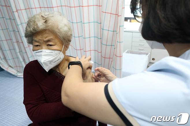 만 75세 이상 고령층에 대한 인플루엔자(독감) 국가 예방접종이 시작된 12일 오후 서울 동작구 더본병원에서 해당 어르신이 예방접종을 받고 있다. 2022.10.12/뉴스1 ⓒ News1 황기선 기자