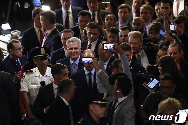 케빈 매카시 미 하원의장이 3일(현지시간) 의장직에서 해임된 뒤 발걸음을 옮기고 있다. ⓒ AFP=뉴스1