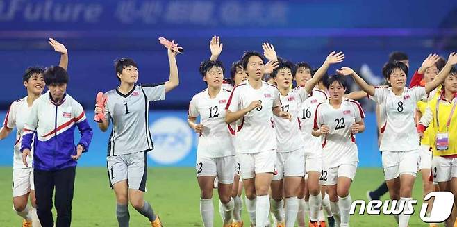 (평양 노동신문=뉴스1) = 북한 노동당 기관지 노동신문은 4일 "제19차 아시아경기대회에 참가한 우리나라 여자축구팀이 연승을 기록하며 기세를 올리고 있다"며 결승 진출 소식을 전했다. [국내에서만 사용가능. 재배포 금지. DB 금지. For Use Only in the Republic of Korea. Redistribution Prohibited] rodongphoto@news1.kr