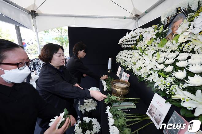 대한간호협회 관계자 및 간호사들이 4일 오전 서울 중구 동호로 대한간호협회회관 앞에 마련된 고 마가렛 피사렉 국민 분향소에서 열린 추모식에서 헌화하고 있다. 2 023.10.4/뉴스1 ⓒ News1 박정호 기자