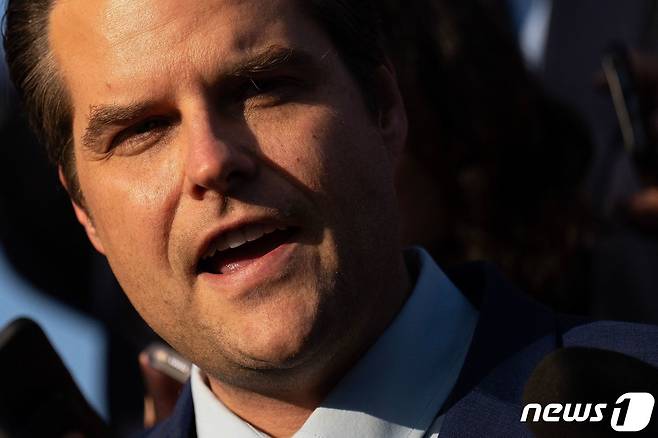 케빈 매카시 미국 하원의장의 해임 결의안을 제출한 맷 게이츠 의원이 3일(현지시간) 찬성 216표 대 반대 210표로 사상 첫 의장직 해임안을 가결한 워싱턴 하원을 떠나며 취재진을 만나고 있다. 2023.10.4 ⓒ AFP=뉴스1 ⓒ News1 우동명 기자