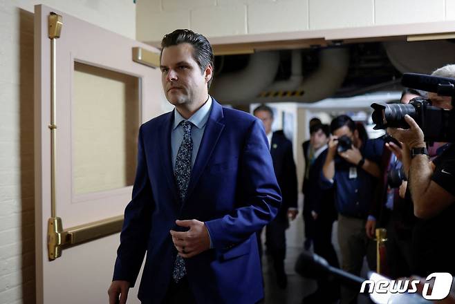 3일(현지시강) 케빈 매카시 하원 의장 해임을 주도한 같은 당 맷 게이츠 의원이 공화당 의원 총회장에 들어서고 있다. ⓒ 로이터=뉴스1 ⓒ News1 박형기 기자