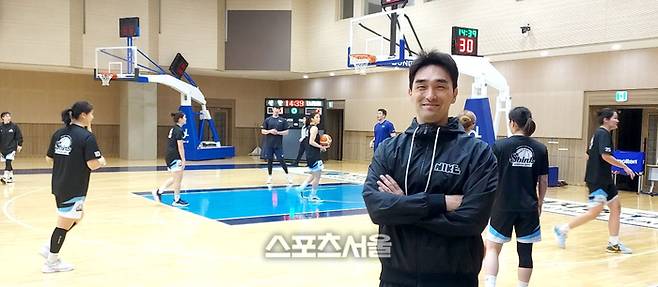 신한은행 구나단 감독이 용인 기흥 신한은행 블루캠퍼스 신축체육관에서 선수들의 훈련을 지켜보다 환하게 미소짓고 있다. 사진 | 스포츠서울 이웅희기자 iaspire@