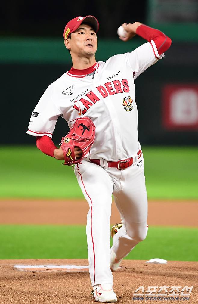 4일 인천SSG랜더스필드에서 열린 NC와 SSG의 경기,  SSG 선발투수 김광현이 역투하고 있다.  인천=최문영 기자deer@sportschosun.com /2023.10.04/