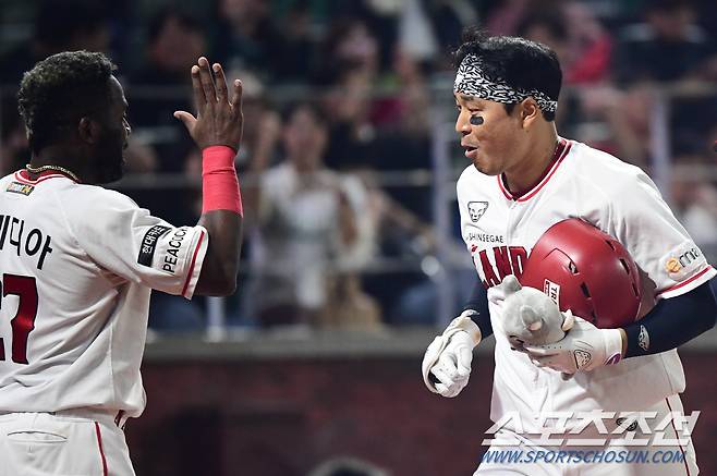 4일 인천SSG랜더스필드에서 열린 NC와 SSG의 경기, SSG 한유섬이 5회말 2사 1,2루에서 중월 3점포를 치고 에레디아와 기뻐하고 있다.  인천=최문영 기자deer@sportschosun.com /2023.10.04/