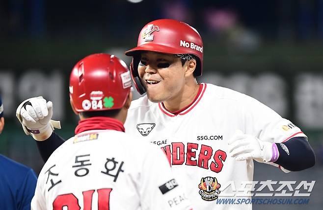 4일 인천SSG랜더스필드에서 열린 NC와 SSG의 경기, SSG 한유섬이 7회말 1사 2,3루에서 2타점 적시타를 치고 있다.  인천=최문영 기자deer@sportschosun.com /2023.10.04/