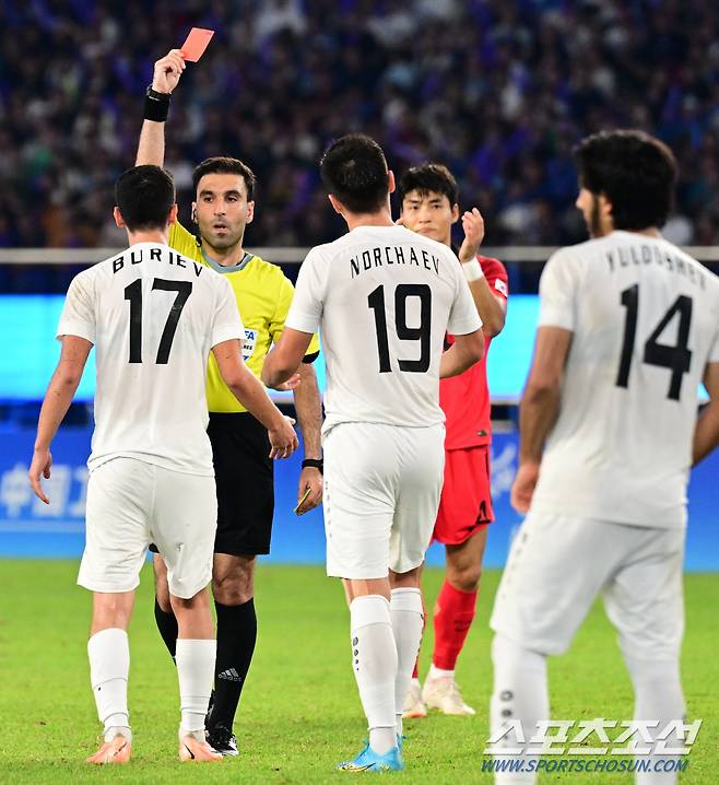 4일 중국 항저우 황룽스포츠센터스타디움에서 대한민국 축구대표팀과 우즈베키스탄의 준결승전 경기가 열렸다. 후반 레드카드를 받고 있는 우즈벡. 항저우(중국)=송정헌 기자songs@sportschosun.com/2023.10.04/