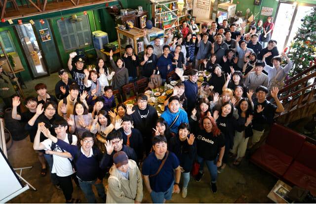 데이블 임직원들이 전사 워크샵에서 기념촬영을 하고 있다.