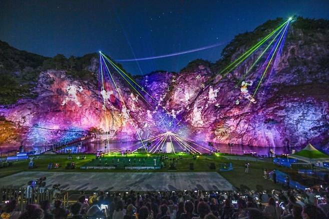 소금산 출렁다리 아래 기암절벽을 스크린 삼아 펼쳐지는 나오라쇼