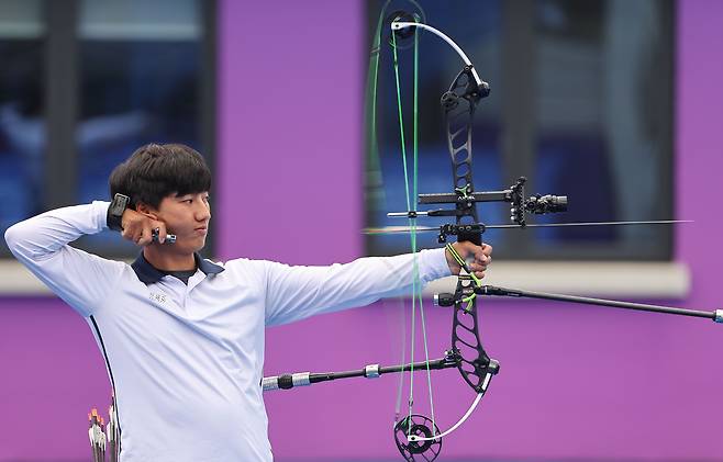 4일 중국 항저우 푸양 인후 스포츠센터에서 열린 2022 항저우 아시안게임 양궁 컴파운드 혼성전 결승에서 주재훈이 활시위를 놓고 있다./연합뉴스