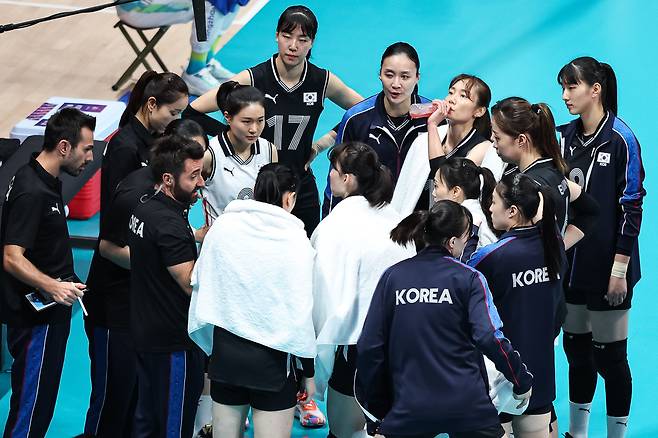 4일 중국 항저우 사범대학 창첸캠퍼스 체육관에서 열린 2022 항저우 아시안게임 여자배구 8강 라운드 한국과 중국의 경기에서 세사르 에르난데스 곤살레스 한국 대표팀 감독이 작전 지시를 하고 있다. /뉴스1