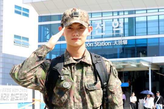 4일 대전역 광장의 '전역 기념 포토존'을 찾은 한 군인이 경례를 한 채 촬영을 하고 있다. 김영태 기자