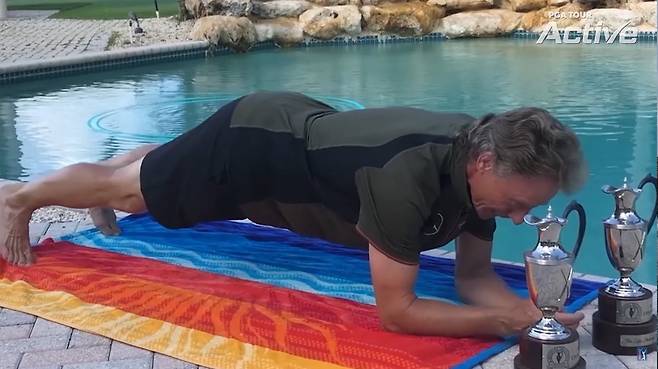 ‘백전 노장’ 골프선수 베른하르트 랑거가 플랭크를 하고 있다. 그는 근력과 유연성 유지 차원에서 플랭크를 하루도 거르지 않는다. 그 덕에 키 174cm인 랑거는 만 64세인 2023년 시즌에도 전성기 시절과 같은 몸무게 72kg을 유지하고 있다. PGA투어 유튜브 캡처.