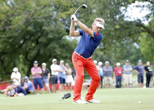 베른하르트 랑거가 드라이브 샷을 하고 있다. 플랭크 운동으로 탄탄한 몸을 만든 그는 2023년 7월 3일 열린 미국 위스콘신주 스티븐스 포인트의 센트리월드 골프클럽(파71)에서 열린 PGA 챔피언스투어 메이저대회 시니어 US오픈에서 최고령, 최다승 기록을 한꺼번에 갈아 치운 ‘살아 있는 전설’이다. AP 뉴시스.