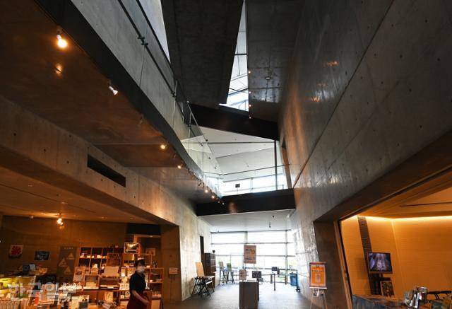 마쓰야마의 '언덕 위의 구름' 박물관. 건축가 안도 다다오가 설계했다.