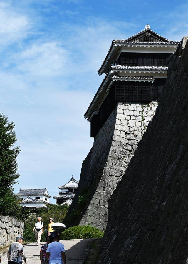 모서리가 예리하게 휘어진 마쓰야마 성벽.