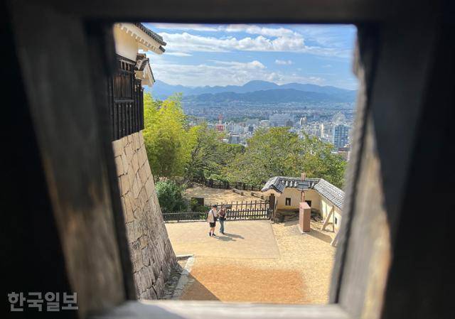 마쓰야마성 천수각 망루 곳곳에 외부 동태를 감시할 수 있는 창이 나 있다.