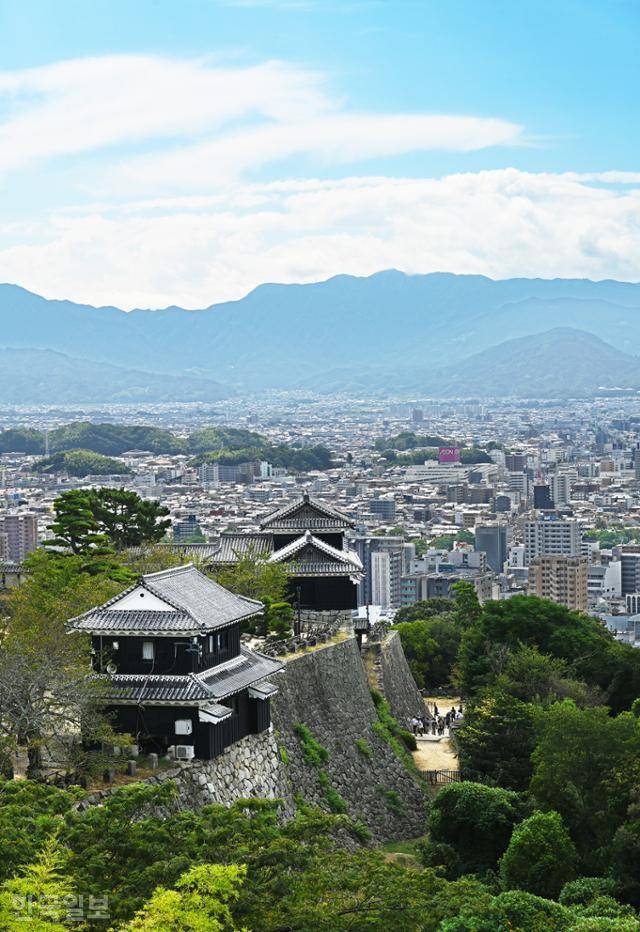 마쓰야마성 천수각에서는 주변 망루와 성벽, 그 아래 마쓰야마 시내와 병풍처럼 두른 산줄기까지 한눈에 조망할 수 있다.