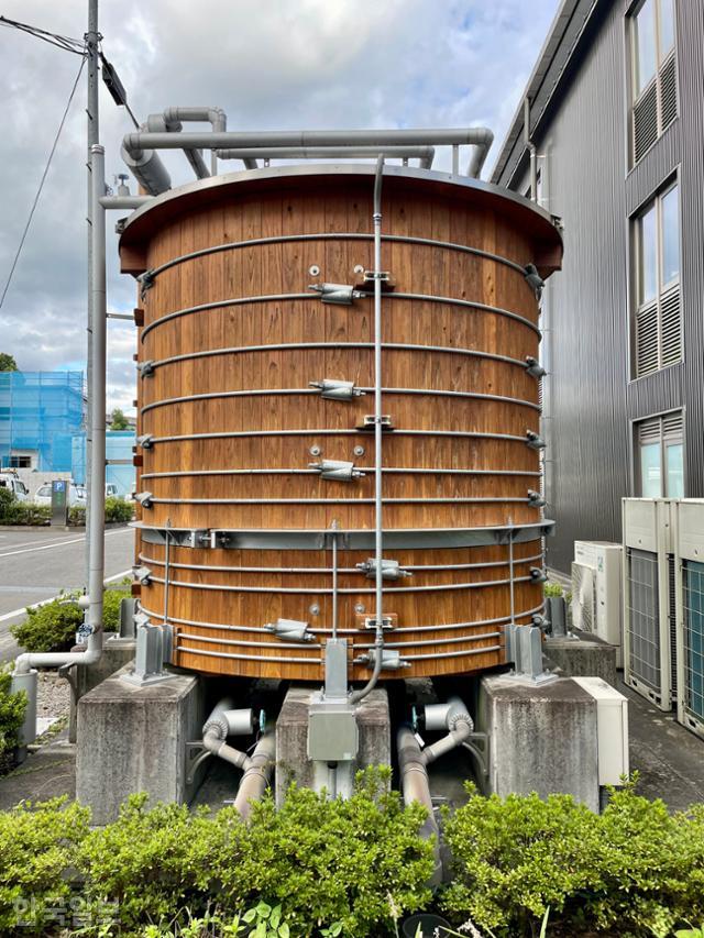 일본 고바야시시 목구조 시청사 뒤에 설치된 물탱크. 물탱크까지도 지역에서 난 목재로 만들어졌다. 고바야시=정민승 기자