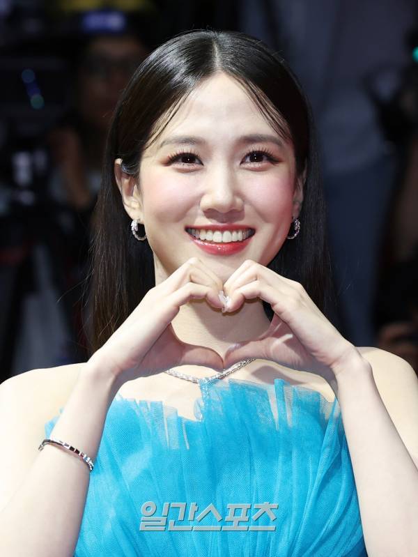 제28회 부산국제영화제(BIFF) 개막식이 4일 오후 부산 해운대구 영화의전당 앞에서 열렸다. 배우 박은빈이 레드카펫 위에서 포즈를 취하고 있다. 올해 제28회 부산국제영화제는 10월 4일부터 13일까지 영화의 전당 일대에서 진행된다. 공식 초청작은 69개국 209편, 4개 극장 25개 스크린에서 상영된다. 개막식 사회는 배우 이제훈과 박은빈이 맡았다. 부산=서병수 기자 qudtn@edaily.co.kr /2023.10.04/