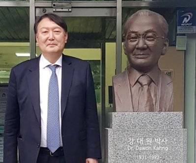 윤석열 대통령이 대선 레이스에 뛰어들 무렵인 2021년 5월 서울대 반도체공동연구소를 방문해 강대원 박사 흉상 앞에서 기념 촬영을 했다. [뉴스1]