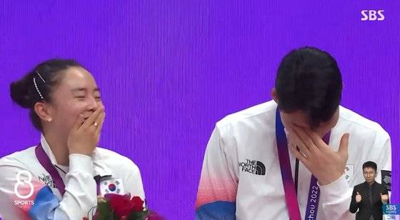 팬들의 환호가 터지자 쑥스러워하고 있다. 사진 SBS뉴스 캡처