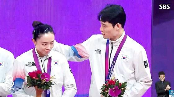 전지희의 메달 끈을 가다듬어주는 장우진. 사진 SBS 캡처