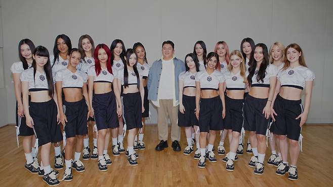The contestants of global girl group debut project "The Debut: Dream Academy" pose with Hybe chairman and executive producer Bang Si-hyuk (center) for a photo during their recent trip to Seoul ahead of their first fan meet-and-greet event, "Break Time," held here on Wednesday. (Hybe x Geffen)