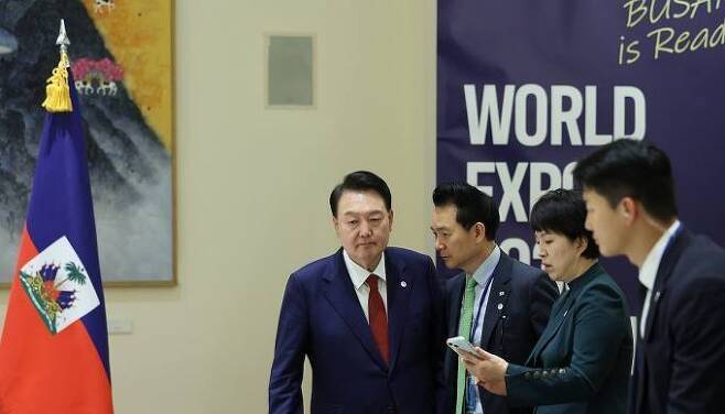 지난 9월 21일(현지시간) 미국을 방문 중인 윤석열 대통령이 뉴욕에서 열린 한·아이티 정상회담에서 장성민 미래전략기획관, 김은혜 홍보수석과 대화하고 있다. 연합뉴스