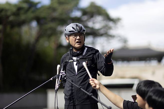 ▲유인촌 문화체육관광부 장관 후보자가 지난달 14일 인사청문회 준비팀 사무실에 첫 출근하면서 기자들의 질문에 답변하고 있다. ⓒ연합뉴스