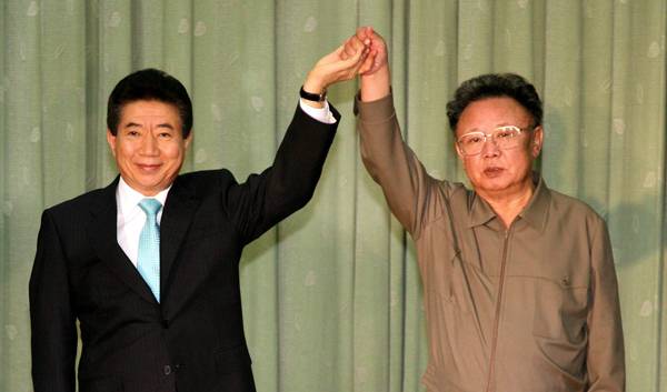 남북공동선언문 발표 후 손 맞잡은 노무현 전 대통령과 김정일 위원장/사진=민주화운동기념사업회