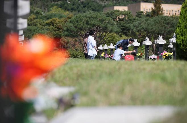 [인천=뉴시스] 김진아 기자 = 추석 명절을 5일 앞둔 24일 인천 부평구 인천가족공원을 찾은 가족이 성묘를 하고 있다. 2023.09.24.