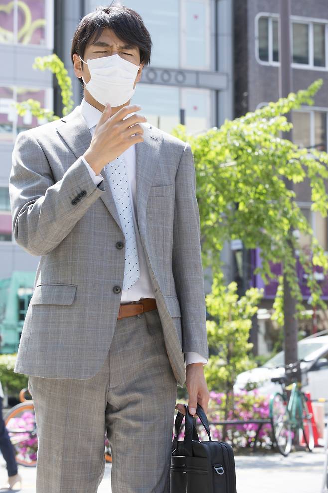 알레르기질환에서 가장 중요한 것은 증상을 조절해 최대한 편하게 일상생활을 할 수 있도록 하는 것으로, 대부분 증상은 약물로 조절이 가능하다. 증상 조절 외에 근본적인 치료를 원한다면 알레르기 증상을 일으키는 원인물질인 항원을 찾아 그에 대한 맞춤치료와 항원을 회피함으로써 증상을 예방하는 방법을 고려할 수 있다.(사진출처:게티이미지뱅크)