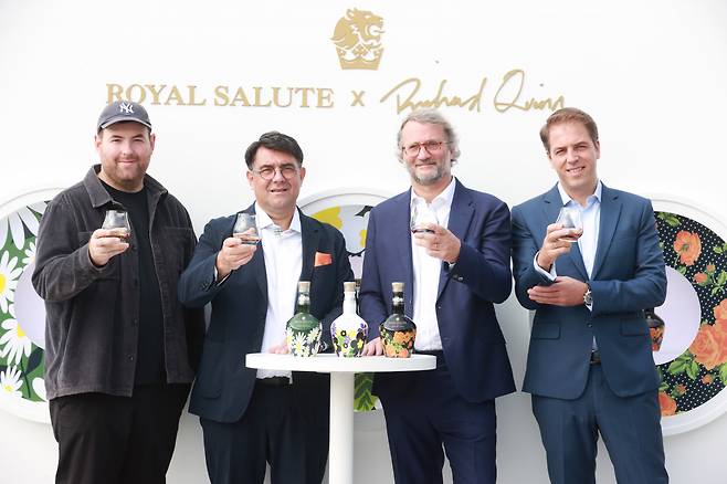 4일 오전 서울 종로구 누디트 익선에서 전 세계 최초로 공개된 ‘로얄살루트 21년 리차드 퀸 에디션2’. 패션 디자이너인 리차드 퀸(왼쪽부터), 프란츠 호튼 페르노리카코리아 대표, 마티유 들랑 로얄 살루트 글로벌 마케팅 디렉터, 미구엘 파스칼 페르노리카코리아 마케팅 전무가 해당 제품을 소새개하고 있다. [연합]