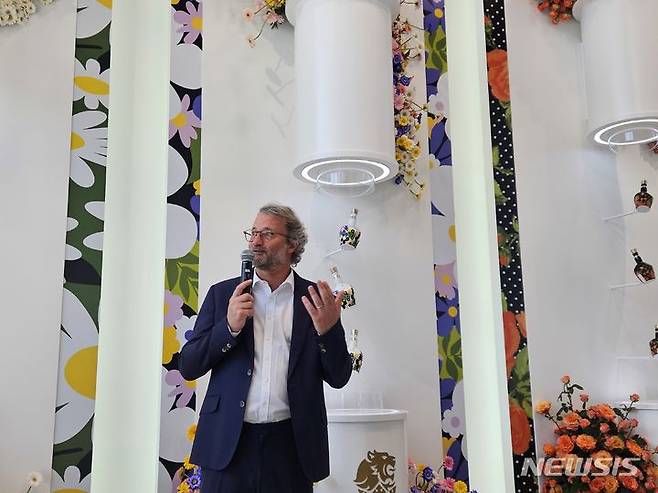 [서울=뉴시스] 류난영기자= 마티유 들랑 페르노리카 글로벌 마케팅 디렉터가 4일 서울 종로구 '누디트 익선'에서 열린 '로얄살루트 21년 리차드 퀸 에디션2' 론칭 행사에서 언론과 인터뷰 하고 있다.